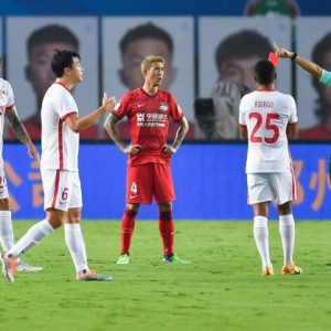 【中超】罗歆直红罚下杨意林头球 十人河南0比1梅州